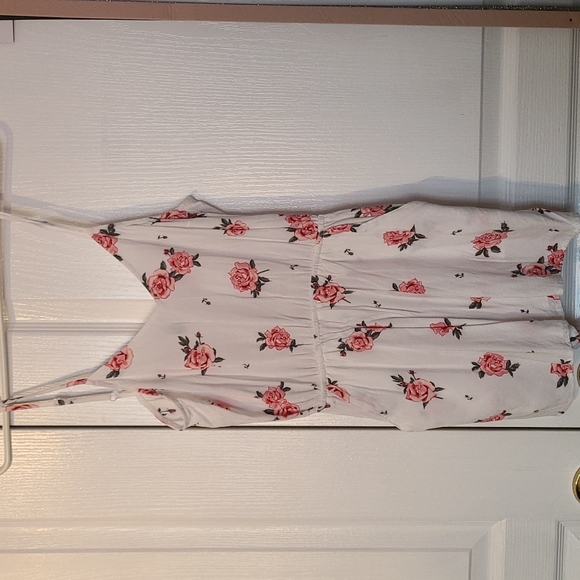 5/$25 Floral romper with pockets - Picture 1 of 4